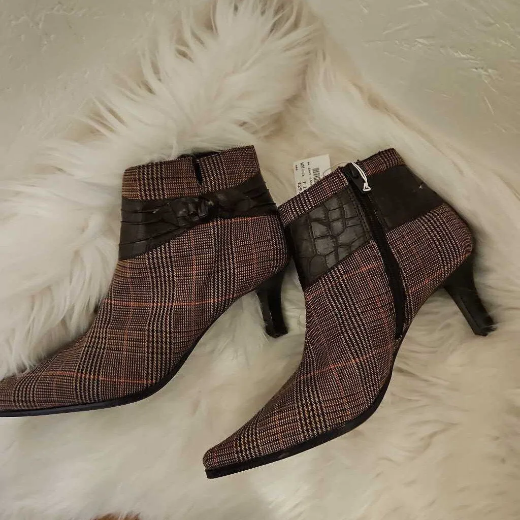 NWT Predictions Brown Patience Plaid Boots w/ Heels Size 7.5