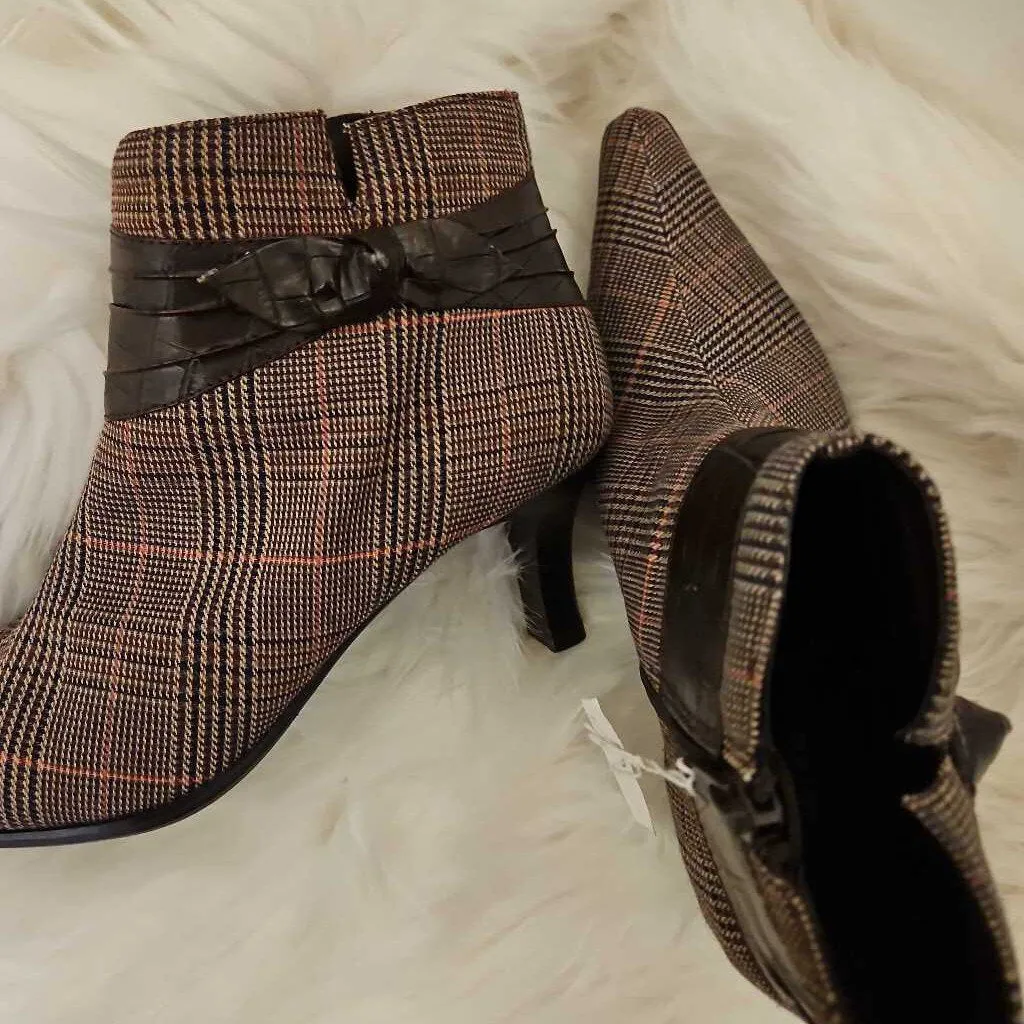 NWT Predictions Brown Patience Plaid Boots w/ Heels Size 7.5